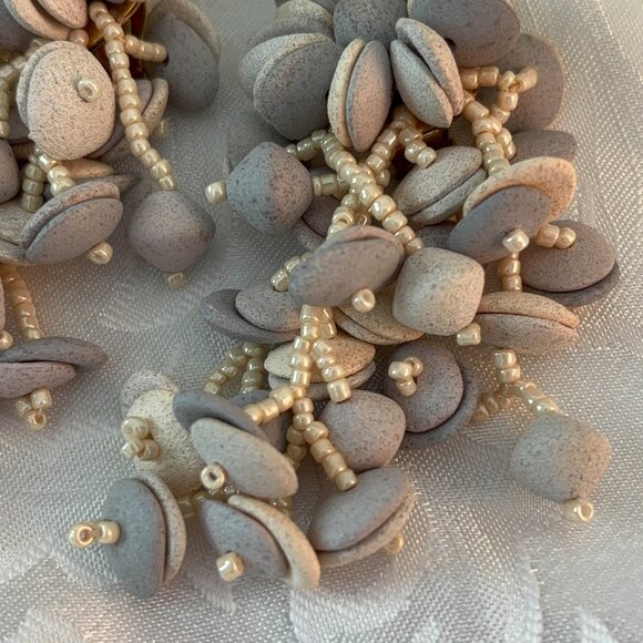 COLLECTION OF VINTAGE SEED BEAD & FAUX PEARL CLIP EARRINGS (4) - Picture 9 of 13